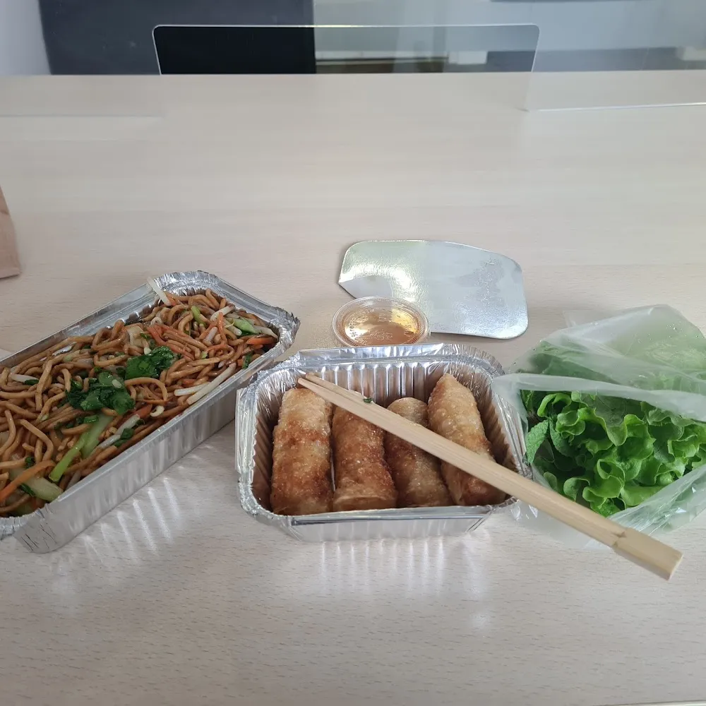 Nems Au Poulet Et Nouilles Sautées Aux Légumes